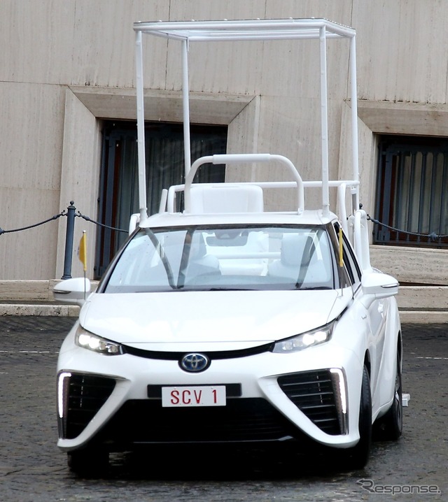 トヨタ・ミライ がベースのローマ教皇のパレード車両「パパモービレ」