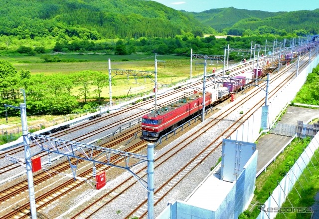 青函トンネルを抜け北海道に上陸した貨物列車。新幹線の210km/h走行中は走行しない。