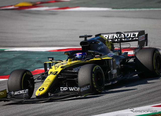 #14 フェルナンド・アロンソがルノーの今季型F1マシンで走行。