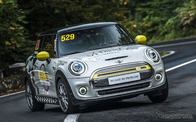 ルーマニアで開催されたラリーに出走しモータースポーツデビューを果たしたMINI クーパーSE