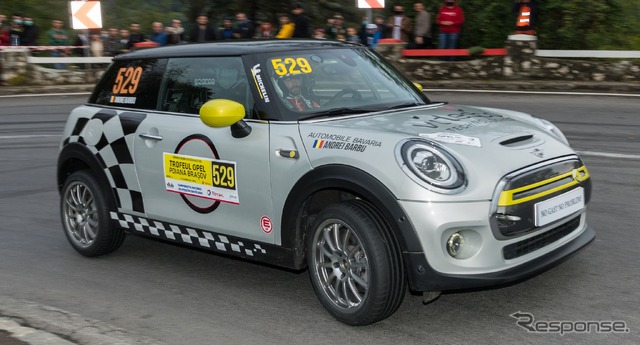 ルーマニアで開催されたラリーに出走しモータースポーツデビューを果たしたMINI クーパーSE