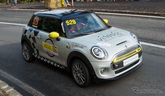 ルーマニアで開催されたラリーに出走しモータースポーツデビューを果たしたMINI クーパーSE