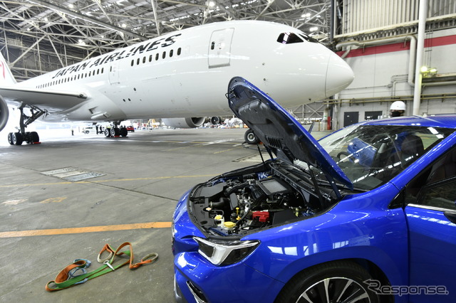 スバル・レヴォーグ新型発表、機体積み下ろしデモ(写真は複数回数をまとめた)