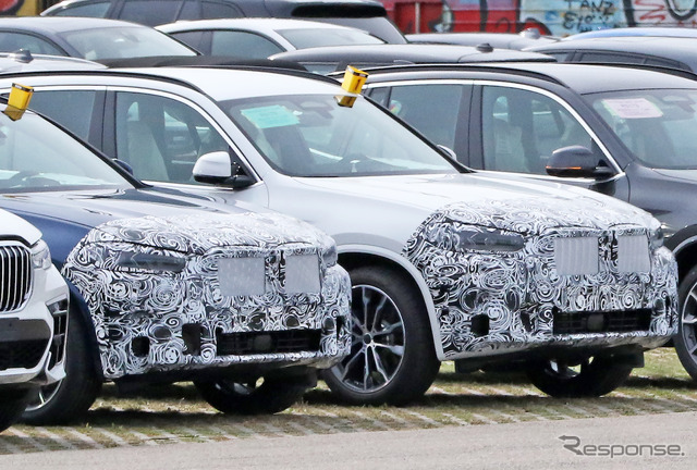 BMW X3 M40i 改良新型プロトタイプ(写真右)。左はX4のプロトタイプ