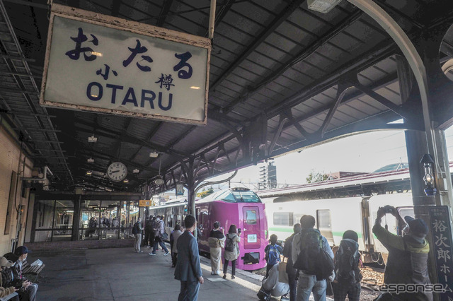 小樽駅に入線するキハ261系5000番台。2020年10月17日、小樽駅。