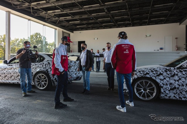 アルファロメオ・ジュリア GTA 新型のプロトタイプとキミ・ライコネン選手、アントニオ・ジョヴィナッツィ選手