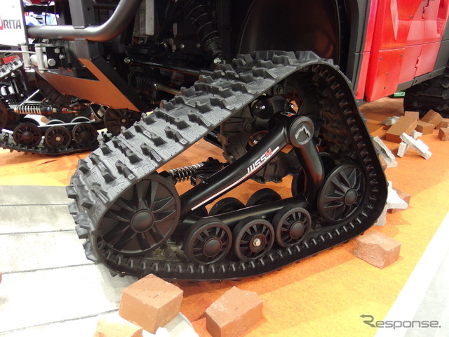 モリタ、小型オフロード車「Red Ladybug」クローラー仕様の前クローラー(危機管理産業展2020)