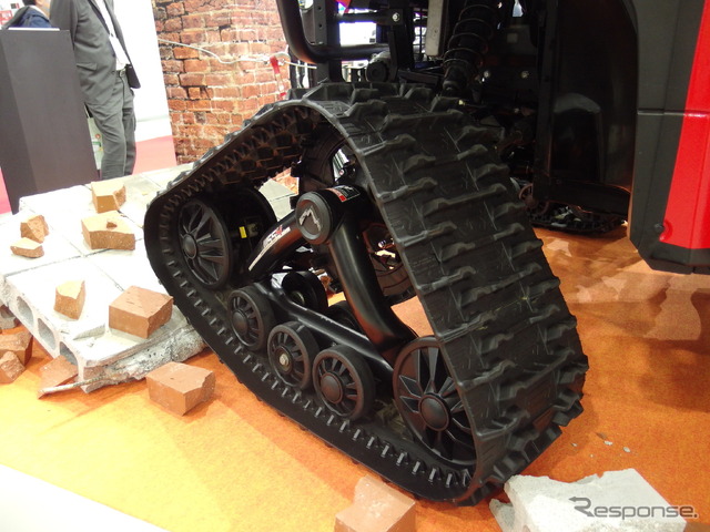 モリタ、小型オフロード車「Red Ladybug」クローラー仕様の前クローラー(危機管理産業展2020)
