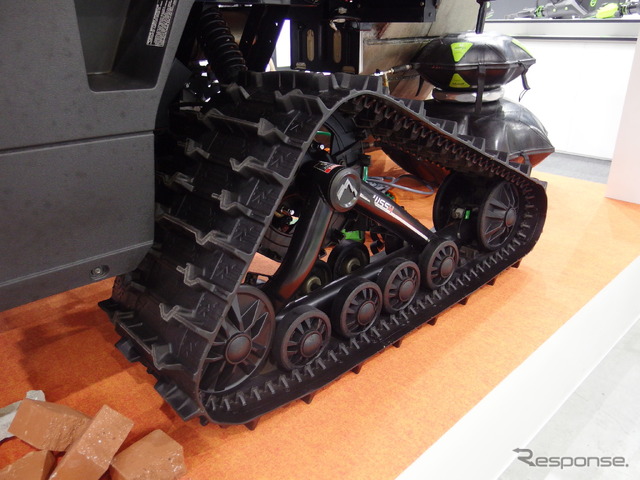 モリタ、小型オフロード車「Red Ladybug」クローラー仕様の後クローラー(危機管理産業展2020)