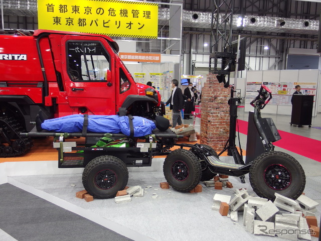 モリタ、折り畳み式電動資機材搬送車「EZ-Raider」。トレーラーにも電池とモーターを装備でき、6輪駆動になる（危機管理産業展2020）。