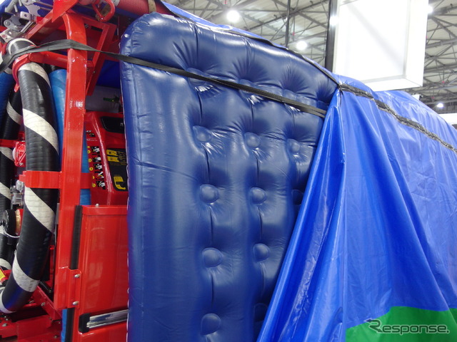 ちふりや工業、車両水没防止「カーパッくん」は車両を防水カバーとエアーマットで包む(危機管理産業展2020)。