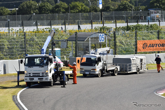 クラッシュ車両の回収とスポンジバリアの修復