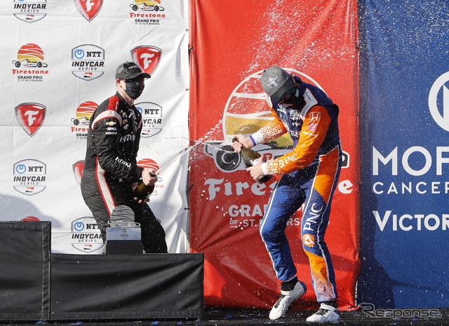 レース表彰式で健闘を讃え合う両雄、ディクソン(右)とニューガーデン(左)。