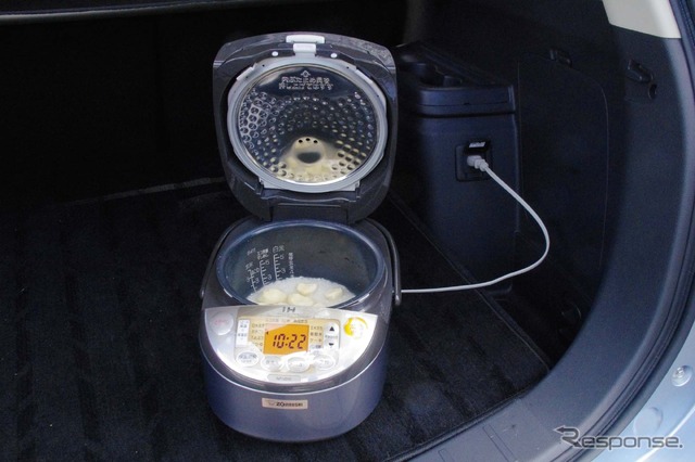 アウトランダーPHEVの荷室にある100V/1500WのAC電源。炊飯器や電子レンジなども使用できる。