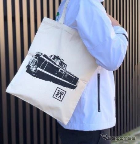 秋田総合車両センターのオンライン見学会では、Aコースのみ秋田支社オリジナルトートバック購入者が参加できる。10月30日12時から12月3日までJRE MALL内「鉄道あんてな」のサイトで販売され、参加用のURLとパスコードが同封される。DE10 1647(写真)とディーゼルエンジンの図面をデザインしたもので、50枚を販売。