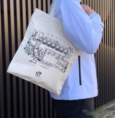 秋田総合車両センターのオンライン見学会では、Aコースのみ秋田支社オリジナルトートバック購入者が参加できる。10月30日12時から12月3日までJRE MALL内「鉄道あんてな」のサイトで販売され、参加用のURLとパスコードが同封される。DE10 1647とディーゼルエンジンの図面(写真)をデザインしたもので、50枚を販売。