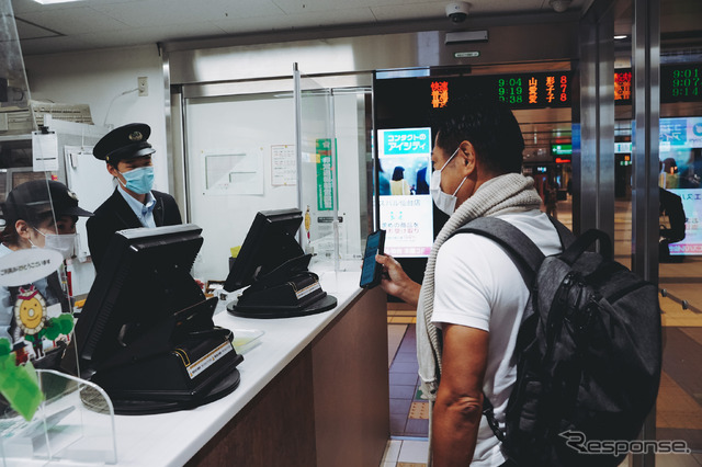 仙台駅でスマホを提示する