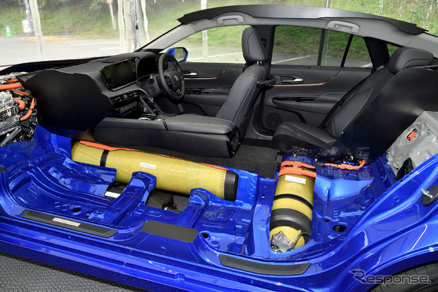 トヨタ MIRAI 新型(プロトタイプ)のカットモデル