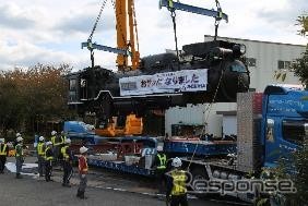 10月30日、トレーラーに積み込まれるD51 827。