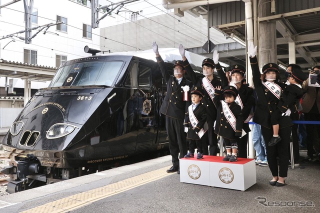 鹿児島中央駅で行われた36ぷらす3の出発式(10月16日)
