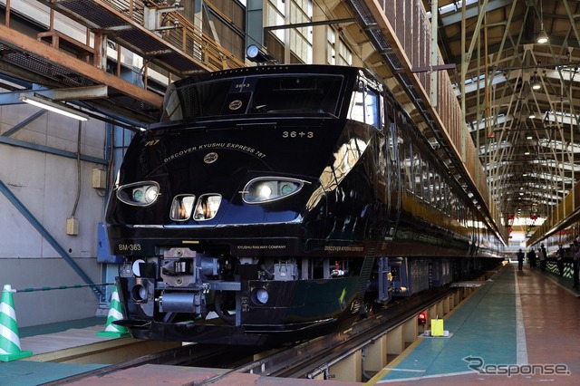 10月16日から鹿児島中央駅を起点に暫定的に運行を開始した6両編成の『36ぷらす3』。南福岡車両区の787系BM15編成を改造したもので、車体は黒メタリックを基調に。787系のフォルムを残しながら、より重厚な雰囲気に仕上がっている。