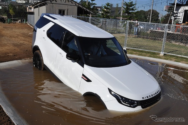 ジャガー・ランドローバー柏にランドローバーの走破性を体感できるオフロード施設が誕生　水深90cmの池を進む新型ディスカバリー