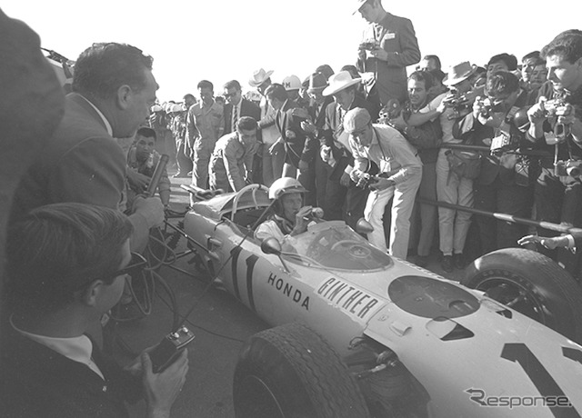 1965年F1メキシコGP、ホンダRA272の#11 R. ギンサー（予選3位、決勝1位）。