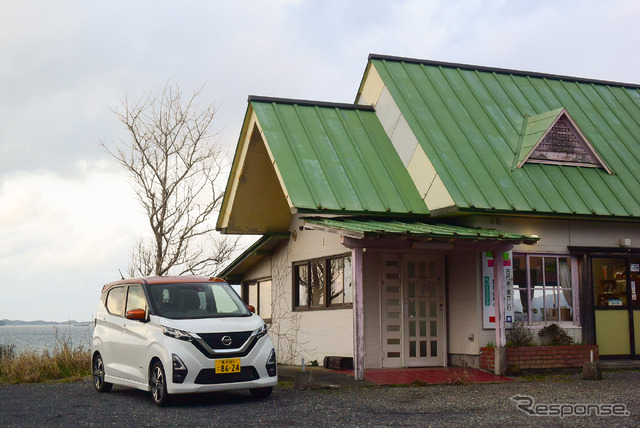 ゼロカフェから長門市に向けてしばらく走った油谷湾沿岸には古い喫茶店&ケーキ工房、ペパーミントがある。ここも隠れ絶景スポットである。