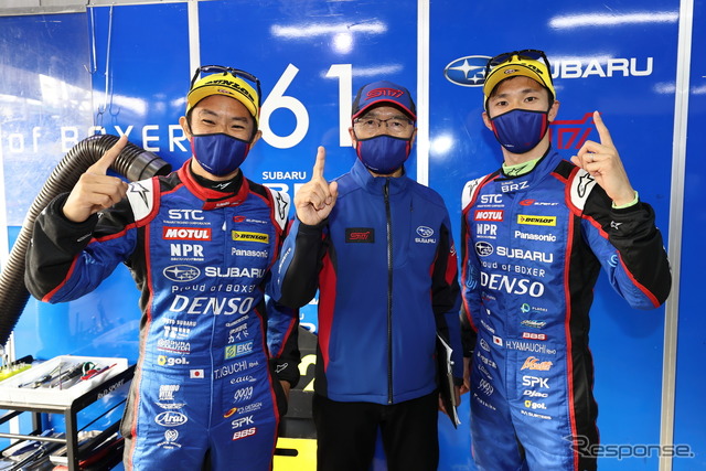 ポールポジションを獲得した#61 SUBARU BRZ R&D SPORTの(左から)井口卓人、渋谷真監督、山内英輝