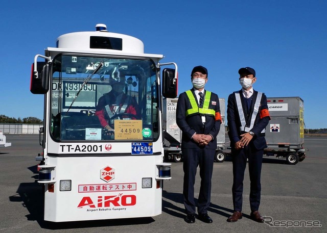 CarriRo Tractor 25Tとの記念写真に応じたAiRO代表取締役の浅野通元氏(左)とZMP取締役の西村明浩氏