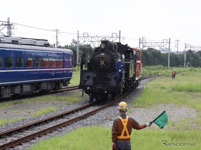 真岡鐡道から譲り受けたC11 325（中央）と、『大樹』用の客車スハフ14 501（左）。