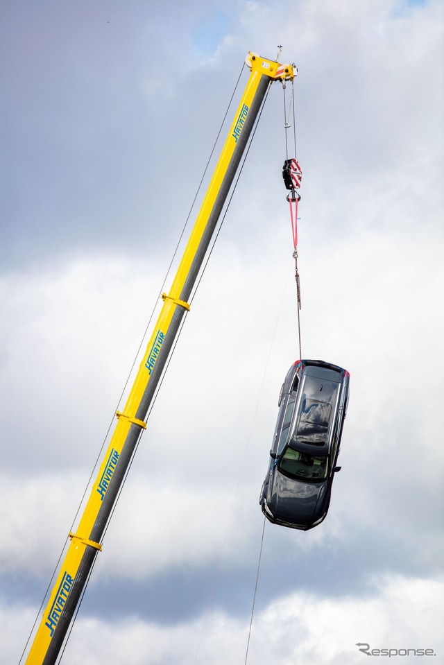 高さ30mから新車を落下させるボルボカーズの衝突テスト