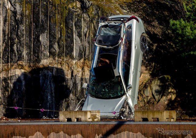 高さ30mから新車を落下させるボルボカーズの衝突テスト