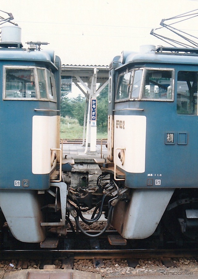 1989年9月10日、軽井沢駅に停車中のEF63 2(右)。連結器の手前に見える黒い線がジャンパ線。