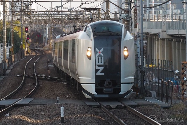 『成田エクスプレス』の減便で運用減が続くE259系。シェアオフィスとして活用することで活路を見い出せるか?実証実験中の車内では、座席の電源コンセントやWiFiも利用できる。