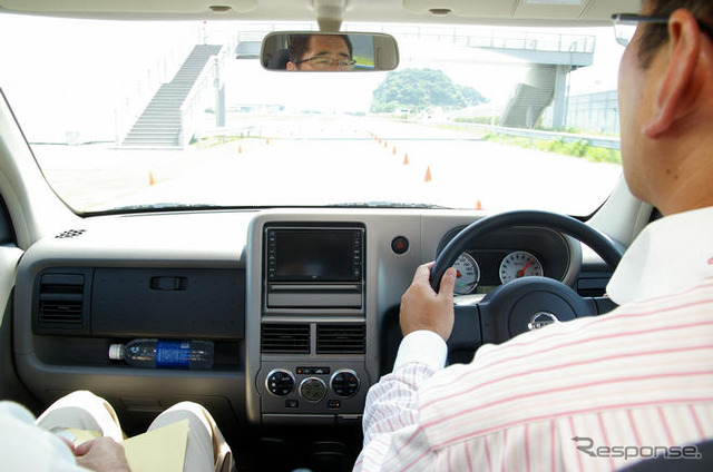 2010年発売の日産EV「静かで透明感のある走りはとても知的で好ましい」