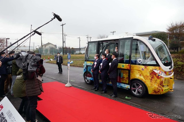 国内初の自動運転バス停上運行とあって、大勢の報道陣が詰めかけた