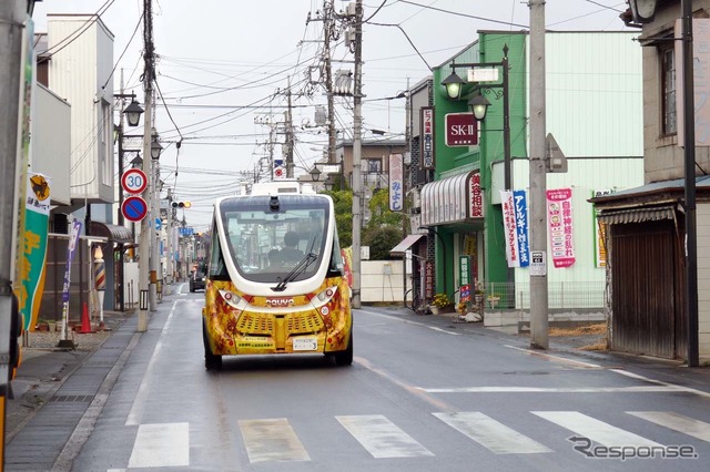 境町商店街を走行するNAVYA ARMA