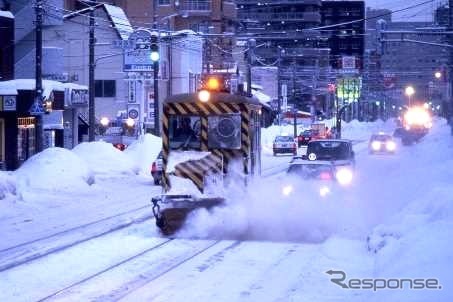 竹製ブラシで除雪するササラ電車