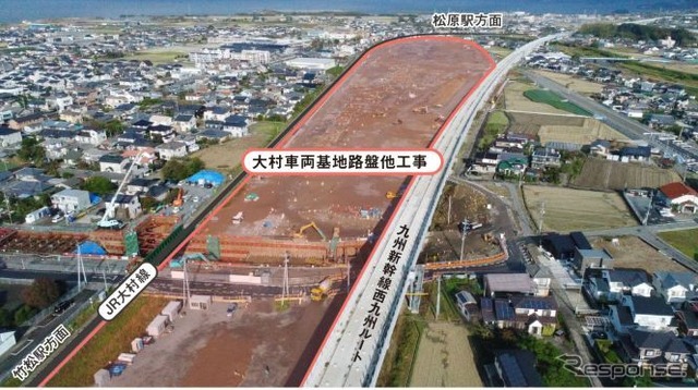 2018年11月時点の大村線大村車両基地駅建設工事の様子。隣接する九州新幹線大村車両基地は、大村市竹松町と沖田町に跨る大村線と郡川（こおりがわ）の間に設置される。