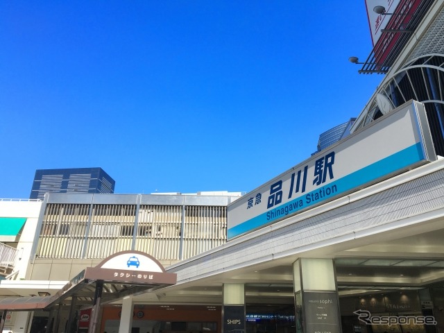 品川駅では0時23分発金沢文庫行きが平日下りの終電となっているが、2021年春のダイヤ改正では約21分繰り上がり、0時2分発に。京急久里浜行きの終電は約30分繰り上がり、23時台の発車となる。