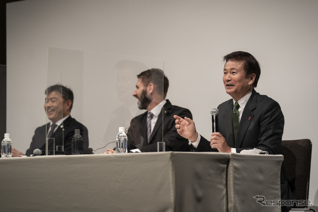 会見(11月24日)に登壇した、向かって左から木更津市の渡辺芳邦市長、ポルシェジャパンのミヒャエル・キルシュ代表取締役社長、千葉県の森田健作知事。