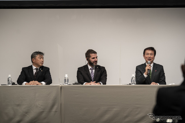 会見(11月24日)に登壇した、向かって左から木更津市の渡辺芳邦市長、ポルシェジャパンのミヒャエル・キルシュ代表取締役社長、千葉県の森田健作知事。