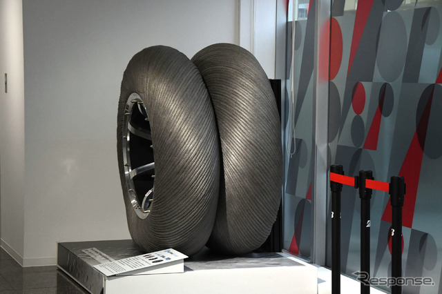 Bridgestone Innovation Gallery「WHAT WE OFFER(新たなチャプターへ)」に展示される月面探査車用タイヤ
