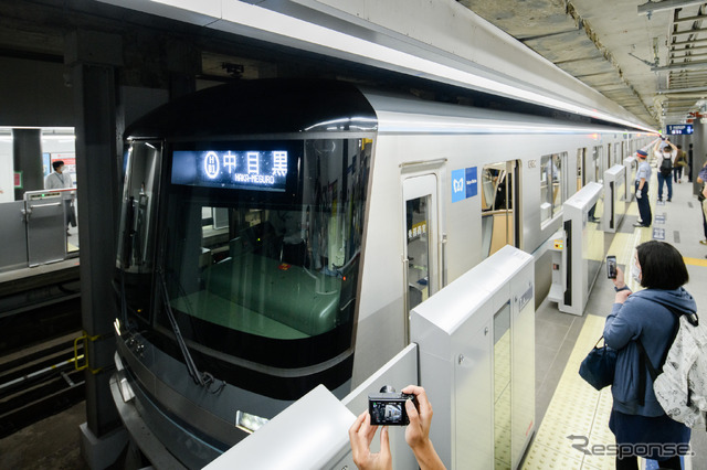 東京メトロ日比谷線虎ノ門ヒルズ駅。日比谷線は相互乗入れを行なっている東武の繰上げ状況を考慮に入れて、時刻を決定する。