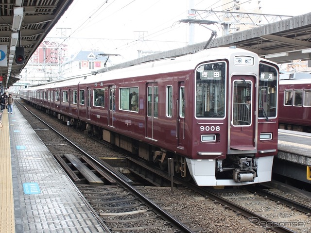 2時頃までの終電延長のみを行なう阪急。写真は十三駅に停車中の9000系。