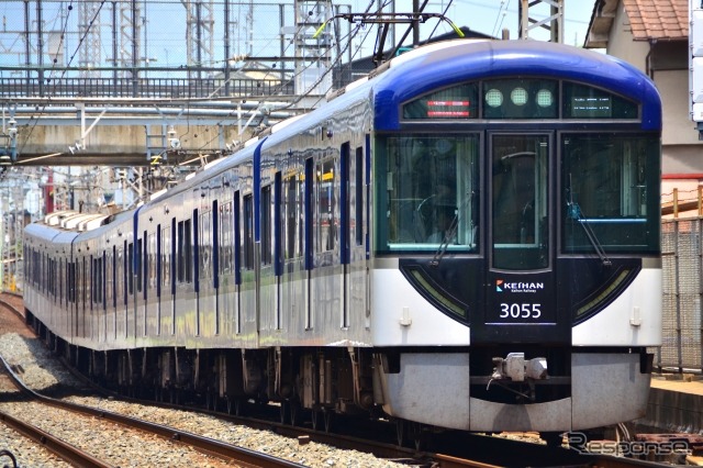 通常の土休日ダイヤとなるのみの京阪。写真は3000系。