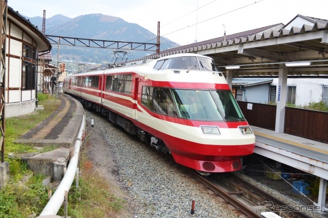 特急ロマンスカーHiSE(10000形。写真は長野電鉄移籍後)