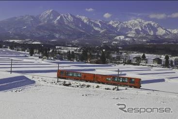 えちごトキめき鉄道の『雪月花』。おもに上越妙高～妙高高原～直江津～糸魚川のコースで、往路は午前便、復路は午後便として運行されている。インターネット予約導入時には、限定の料金割引なども検討するとしている。