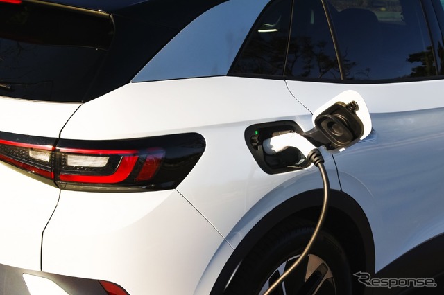 VWグループが米国シリコンバレーに開設した大型のEV充電パーク